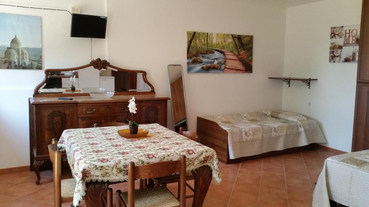 Case In Campagna Con Piscina A טודי מראה חיצוני תמונה
