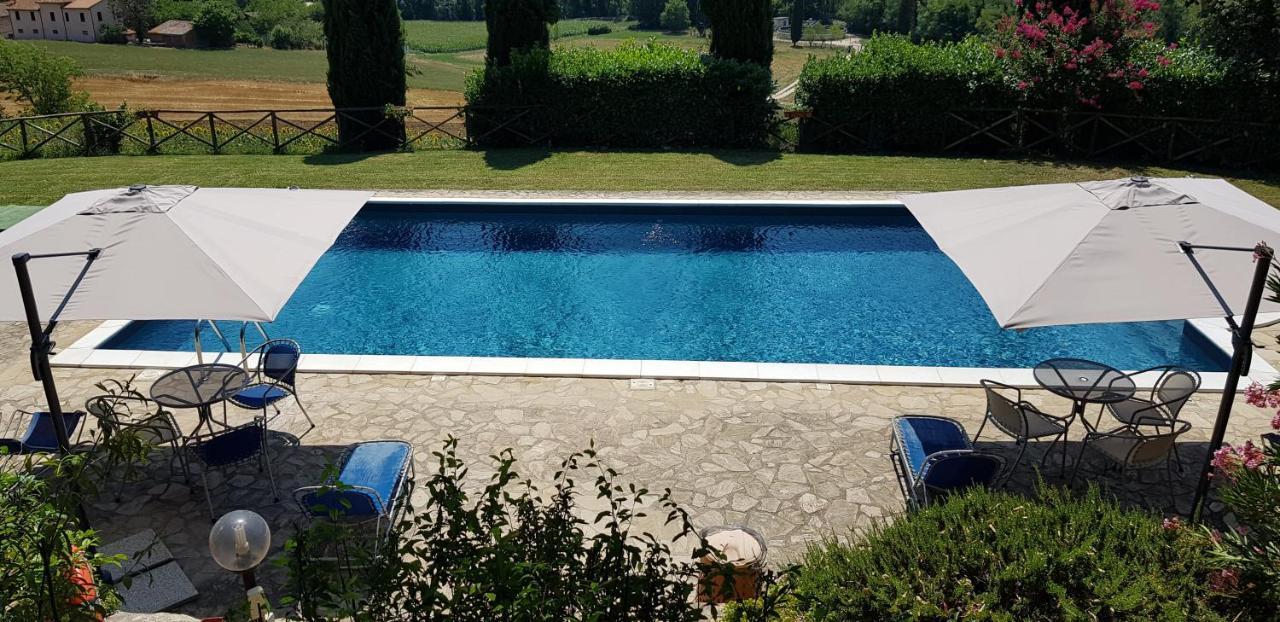 Case In Campagna Con Piscina A טודי מראה חיצוני תמונה